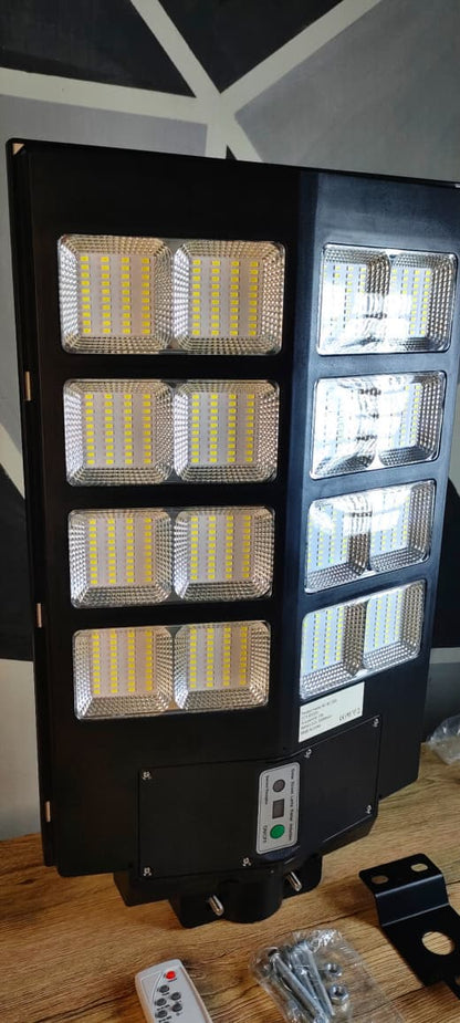 400W Solar Street Light 10 to 12 Hours Full Night Battery Backup