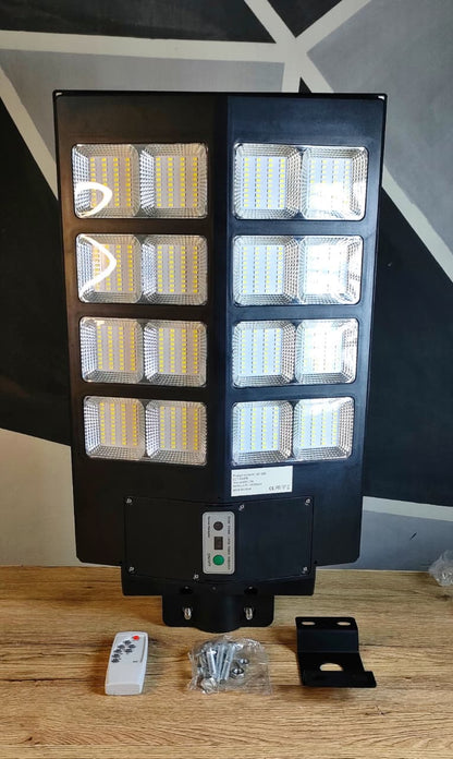 400W Solar Street Light 10 to 12 Hours Full Night Battery Backup