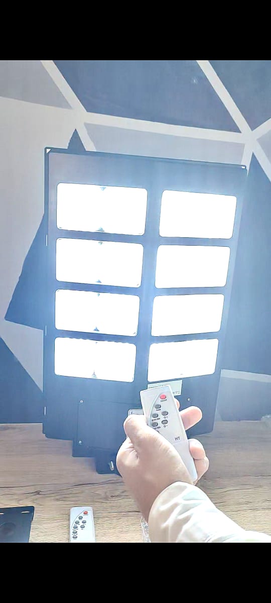 400W Solar Street Light 10 to 12 Hours Full Night Battery Backup