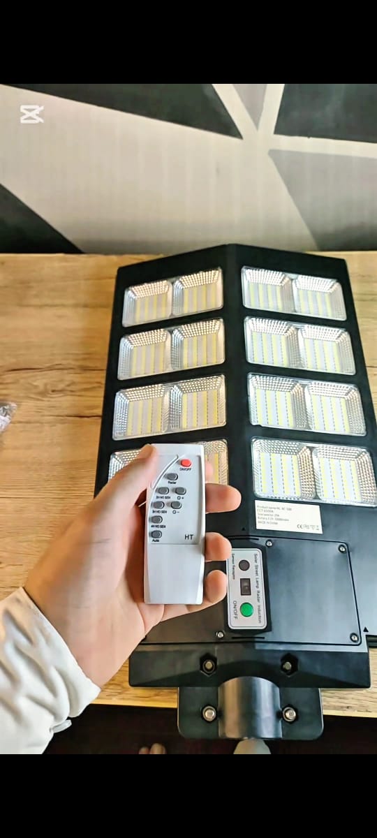 400W Solar Street Light 10 to 12 Hours Full Night Battery Backup